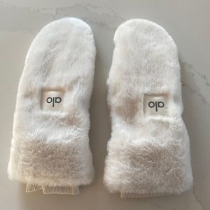 Alo Ivory/White Faux Fur Mittens